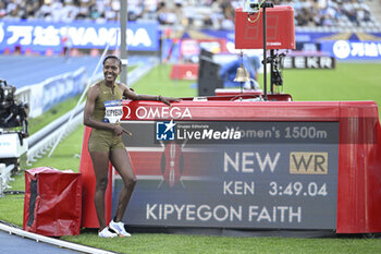 2024-07-07 - Faith Kipyegon breaking the 1500m world record during the Meeting de Paris Wanda Diamond League 2024 athletics event on July 7, 2024 at Charlety stadium in Paris, France. - ATHLETICS - DIAMOND LEAGUE 2024 - PARIS - INTERNATIONALS - ATHLETICS