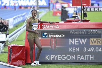 2024-07-07 - Faith Kipyegon breaking the 1500m world record during the Meeting de Paris Wanda Diamond League 2024 athletics event on July 7, 2024 at Charlety stadium in Paris, France. Photo Victor Joly / DPPI - ATHLETICS - DIAMOND LEAGUE 2024 - PARIS - INTERNATIONALS - ATHLETICS