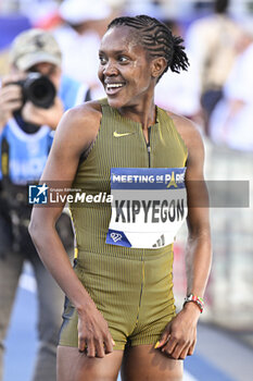 2024-07-07 - Faith Kipyegon breaking the 1500m world record during the Meeting de Paris Wanda Diamond League 2024 athletics event on July 7, 2024 at Charlety stadium in Paris, France. Photo Victor Joly / DPPI - ATHLETICS - DIAMOND LEAGUE 2024 - PARIS - INTERNATIONALS - ATHLETICS