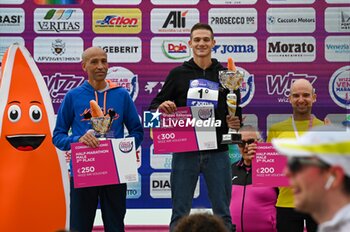 2024-10-27 - The podium of half marathonathe of 38th Wizz Air Venicemarathon (CANDEO FILIPPO, BOUDALIA SAID, SACCON ENRICO VALENTINO) - 38^ WIZZ AIR VENICEMARATHON - MARATHON - ATHLETICS