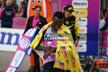 2024-10-27 - Abebe Tilahun celebrate at the finish line of the 38th Wizz Air Venicemarathon - 38^ WIZZ AIR VENICEMARATHON - MARATHON - ATHLETICS