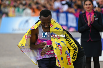 2024-10-27 - Abebe Tilahun celebrate at the finish line of the 38th Wizz Air Venicemarathon - 38^ WIZZ AIR VENICEMARATHON - MARATHON - ATHLETICS