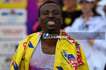 2024-10-27 - Abebe Tilahun celebrate at the finish line of the 38th Wizz Air Venicemarathon - 38^ WIZZ AIR VENICEMARATHON - MARATHON - ATHLETICS