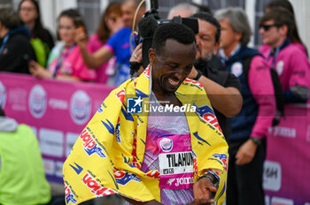 2024-10-27 - Abebe Tilahun celebrate at the finish line of the 38th Wizz Air Venicemarathon - 38^ WIZZ AIR VENICEMARATHON - MARATHON - ATHLETICS