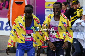 2024-10-27 - Abebe Tilahun e Ilham Tanui Ozbilen celebrate at the finish line of the 38th Wizz Air Venicemarathon - 38^ WIZZ AIR VENICEMARATHON - MARATHON - ATHLETICS