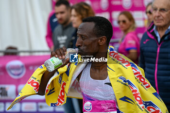 2024-10-27 - Abebe Tilahun celebrate at the finish line of the 38th Wizz Air Venicemarathon - 38^ WIZZ AIR VENICEMARATHON - MARATHON - ATHLETICS