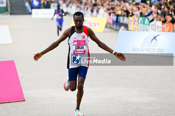 2024-10-27 - Ilham Tanui Ozbilen arrives second in the 38th Wizz Air Venicemarathon - 38^ WIZZ AIR VENICEMARATHON - MARATHON - ATHLETICS