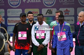 2024-10-27 - Abebe Tilahun, Ilham Tanui Ozbilen and Kipsambu Kimakal podium of 38^ Wizz Air Venicemarathon - 38^ WIZZ AIR VENICEMARATHON - MARATHON - ATHLETICS