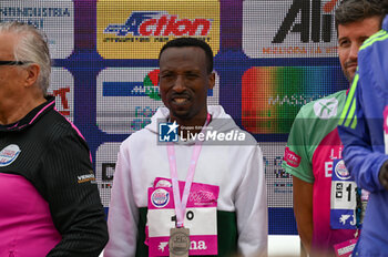 2024-10-27 - Abebe Tilahun celebrate at the finish line of the 38th Wizz Air Venicemarathon podium ceremony - 38^ WIZZ AIR VENICEMARATHON - MARATHON - ATHLETICS