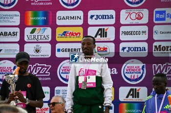 2024-10-27 - Abebe Tilahun celebrate at the finish line of the 38th Wizz Air Venicemarathon podium ceremony - 38^ WIZZ AIR VENICEMARATHON - MARATHON - ATHLETICS