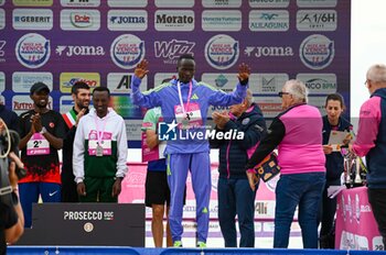 2024-10-27 - The podium of Kipsambu Kimakal - 38^ WIZZ AIR VENICEMARATHON - MARATHON - ATHLETICS