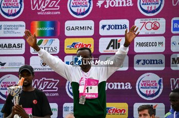 2024-10-27 - Abebe Tilahun celebrate at the finish line of the 38th Wizz Air Venicemarathon podium ceremony - 38^ WIZZ AIR VENICEMARATHON - MARATHON - ATHLETICS