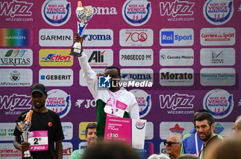 2024-10-27 - Abebe Tilahun celebrate at the finish line of the 38th Wizz Air Venicemarathon podium ceremony - 38^ WIZZ AIR VENICEMARATHON - MARATHON - ATHLETICS