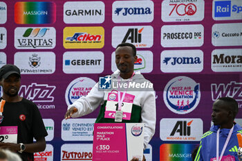 2024-10-27 - Abebe Tilahun celebrate at the finish line of the 38th Wizz Air Venicemarathon podium ceremony - 38^ WIZZ AIR VENICEMARATHON - MARATHON - ATHLETICS