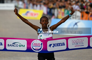 2024-10-27 - Abera Birtukan wins the 38th Wizz Air Venicemarathon Woman - 38^ WIZZ AIR VENICEMARATHON - MARATHON - ATHLETICS