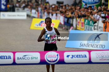 2024-10-27 - Abera Birtukan wins the 38th Wizz Air Venicemarathon Woman - 38^ WIZZ AIR VENICEMARATHON - MARATHON - ATHLETICS