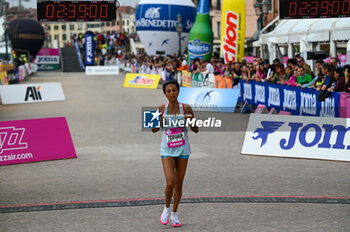 2024-10-27 - Tesfahum Melkam arrives third at the 38th Wizz Air Venicemarathon woman - 38^ WIZZ AIR VENICEMARATHON - MARATHON - ATHLETICS