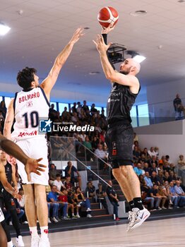 2024-09-04 - Tommy Kuhse (Derthona Basket) - DERTHONA BASKET VS EA7 EMPORIO ARMANI OLIMPIA MILANO - FRIENDLY MATCH - BASKETBALL