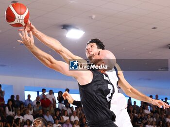 2024-09-04 - Tommy Kuhse (Derthona Basket) & Leandro Bolmaro (EA7 Emporio Armani Olimpia Milano) - DERTHONA BASKET VS EA7 EMPORIO ARMANI OLIMPIA MILANO - FRIENDLY MATCH - BASKETBALL