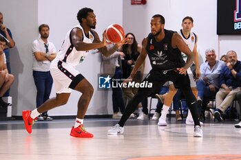 2024-09-04 - Armoni Brooks (EA7 Emporio Armani Olimpia Milano) & Justin Gorham (Derthona Basket) - DERTHONA BASKET VS EA7 EMPORIO ARMANI OLIMPIA MILANO - FRIENDLY MATCH - BASKETBALL