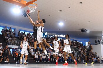 2024-09-04 - Leonardo Candi (Derthona Basket) & Zack LeDay (EA7 Emporio Armani Olimpia Milano) - DERTHONA BASKET VS EA7 EMPORIO ARMANI OLIMPIA MILANO - FRIENDLY MATCH - BASKETBALL