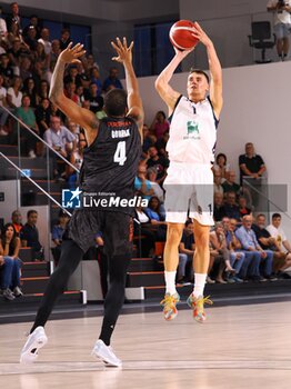 2024-09-04 - Neno Dimitrijevic (EA7 Emporio Armani Olimpia Milano) thwarted by Justin Gorham (Derthona Basket) - DERTHONA BASKET VS EA7 EMPORIO ARMANI OLIMPIA MILANO - FRIENDLY MATCH - BASKETBALL