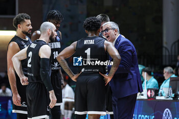 2024-11-13 - De Raffaele Walter (head coach Bertram Derthona Basket Tortona) and team - BETRAM DERTHONA VS SL BENFICA - CHAMPIONS LEAGUE - BASKETBALL