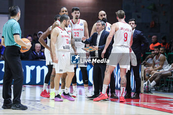 2024-11-13 - Norberto Alves (head coach SL Benfica) and team - BETRAM DERTHONA VS SL BENFICA - CHAMPIONS LEAGUE - BASKETBALL