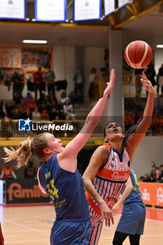 2024-02-28 - Jasmine Keys ( Famila Basket ) during the match between Beretta Famila Schio and ZVVZ USK Praga, Quarter-Finals of EuroLeague Women 2023-24 at PalaRomare (Schio), on 28 February , 2024. - BERETTA FAMILA SCHIO VS ZVVZ USK PRAGA - EUROLEAGUE WOMEN - BASKETBALL