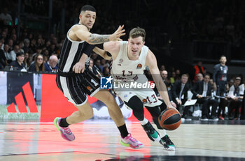 2024-01-03 - Andreas Obst (FC Bayern Munich) in action thwarted by Iffe Lundberg (Segafredo Virtus Bologna) during the Euroleague basketball championship match Segafredo Virtus Bologna Vs. FC Bayern Munich. Bologna, January 03, 2024 at Segafredo Arena - VIRTUS SEGAFREDO BOLOGNA VS FC BAYERN MUNICH - EUROLEAGUE - BASKETBALL
