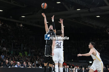 2024-03-15 - Marco Belinelli (Segafredo Virtus Bologna) in action thwarted by Sergio Llull (Real Madrid) during the Euroleague basketball championship match Segafredo Virtus Bologna Vs. Real Madrid. Bologna, March 15, 2024 at Segafredo Arena - VIRTUS SEGAFREDO BOLOGNA VS REAL MADRID - EUROLEAGUE - BASKETBALL