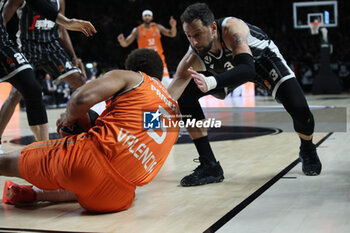 2024-02-29 - \Justin Anderson (Valencia basket club) in action thwarted by Marco Belinelli (Segafredo Virtus Bologna) during the Euroleague basketball championship match Segafredo Virtus Bologna Vs. Valencia Basket Club. Bologna, February 29, 2024 at Segafredo Arena - VIRTUS SEGAFREDO BOLOGNA VS VALENCIA BASKET - EUROLEAGUE - BASKETBALL