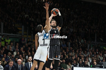 2024-02-02 - Marco Belinelli (Segafredo Virtus Bologna) in action thwarted by Kevin Punter (Partizan Belgrade) during the Euroleague basketball championship match Segafredo Virtus Bologna Vs. Partizan Mozzart Bet Belgrade. Bologna, February 02, 2024 at Segafredo Arena - VIRTUS SEGAFREDO BOLOGNA VS PARTIZAN MOZZART BET BELGRADE - EUROLEAGUE - BASKETBALL