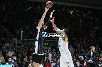 2024-01-18 - Marco Belinelli (Segafredo Virtus Bologna) in action thwarted by Timothe Luwawu-Cabarrot (Ldlc Asvel Villeurbanne) during the Euroleague basketball championship match Segafredo Virtus Bologna Vs. Ldlc Asvel Villeurbanne. Bologna, January 18, 2024 at Segafredo Arena - VIRTUS SEGAFREDO BOLOGNA VS LDLC ASVEL VILLEURBANNE - EUROLEAGUE - BASKETBALL
