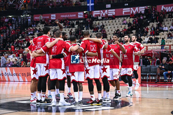 2024-01-02 - Players of EA7 Emporio Armani Milan celebrating the victory during the Euroleague, Round 18, match between Olympiacos Piraeus and EA7 Emporio Armani Milan at Peace & Friendship Stadium on January 2, 2024, in Piraeus, Greece - OLYMPIACOS PIRAEUS VS EA7 EMPORIO ARMANI MILAN - EUROLEAGUE - BASKETBALL