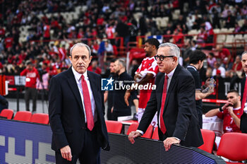 2024-01-02 - Head Coach Ettore Messina with General Manager of EA7 Emporio Armani Milan Mr. Christos Stavropoulos during the Euroleague, Round 18, match between Olympiacos Piraeus and EA7 Emporio Armani Milan at Peace & Friendship Stadium on January 2, 2024, in Piraeus, Greece - OLYMPIACOS PIRAEUS VS EA7 EMPORIO ARMANI MILAN - EUROLEAGUE - BASKETBALL