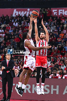 2024-01-02 - 25 Alec Peters of Olympiacos Piraeus competing with 42 Kyle Hines of EA7 Emporio Armani Milan during the Euroleague, Round 18, match between Olympiacos Piraeus and EA7 Emporio Armani Milan at Peace & Friendship Stadium on January 2, 2024, in Piraeus, Greece - OLYMPIACOS PIRAEUS VS EA7 EMPORIO ARMANI MILAN - EUROLEAGUE - BASKETBALL