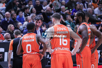 2024-01-03 - Alex Mumbru (head coach Valencia Basket) - VALENCIA BASKET VS ANADOLU EFES ISTANBUL - EUROLEAGUE - BASKETBALL