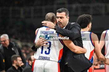 2024-01-09 - 13 Darius Thompson with Head Coach Erdem Can of Anadolu Efes Istanbul during the Euroleague, Round 20, match between Panathinaikos AKTOR Athens and Anadolu Efes Istanbul at the OAKA Altion Arena in Athens, Greece, on January 9, 2024. - PANATHINAIKOS AKTOR ATHENS VS ANADOLU EFES - EUROLEAGUE - BASKETBALL