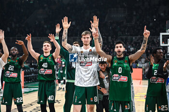 2024-01-09 - Players of Panathinaikos AKTOR Athens celebrating the victory after the Euroleague, Round 20, match between Panathinaikos AKTOR Athens and Anadolu Efes Istanbul at the OAKA Altion Arena in Athens, Greece, on January 9, 2024. - PANATHINAIKOS AKTOR ATHENS VS ANADOLU EFES - EUROLEAGUE - BASKETBALL