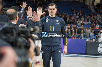2024-01-11 - Mario Hezonja of Real Madrid seen greeting the team before the Euroleague basketball match between Real Madrid and Valencia at Wizink Center in Madrid, Spain. - REAL MADRID VS VALENCIA - EUROLEAGUE - BASKETBALL