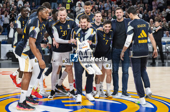 2024-01-11 - Sergio Llull of Real Madrid seen receiving seen a commemorative shirt of the 1047 matches and celebrating with all the team before the Euroleague basketball match between Real Madrid and Valencia at Wizink Center in Madrid, Spain. - REAL MADRID VS VALENCIA - EUROLEAGUE - BASKETBALL