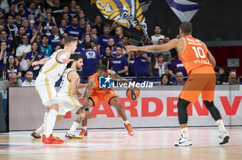2024-01-11 - Chris Jones (R) of Valencia seen in action against Facundo Campazzo (L) of Real Madrid during the Euroleague basketball match between Real Madrid and Valencia at Wizink Center in Madrid, Spain. - REAL MADRID VS VALENCIA - EUROLEAGUE - BASKETBALL
