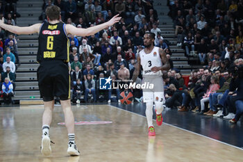 2024-01-12 - Paris LEE of Lyon and Malte DELOW of Alba Berlin during the Turkish Airlines EuroLeague basketball match between LDLC ASVEL Villeurbanne and Alba Berlin on January 12, 2024 at Astroballe in Villeurbanne, France - BASKETBALL - EUROLEAGUE - ASVEL V ALBA BERLIN - EUROLEAGUE - BASKETBALL