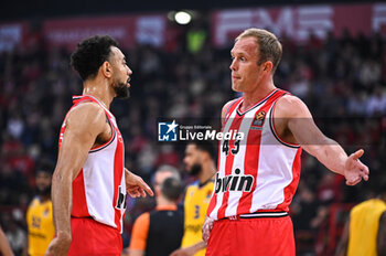 2024-01-18 - 43 Luke Sikma with 1 Nigel Williams-Goss of Olympiacos Piraeus are playing during the Euroleague, Round 22, match between Olympiacos Piraeus and Maccabi Playtika Tel Aviv at Peace & Friendship Stadium on January 18, 2024, in Piraeus, Greece - OLYMPIACOS PIRAEUS VS MACCABI TEL AVIV - EUROLEAGUE - BASKETBALL