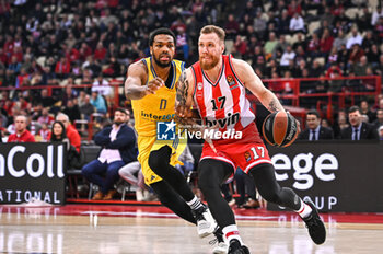 2024-01-30 - 17 Ignas Brazdeikis of Olympiacos Piraeus competing with 0 Sterling Brown of Alba Berlin during the Euroleague, Round 24, match between Olympiacos Piraeus and Alba Berlin at Peace & Friendship Stadium on January 30, 2024, in Piraeus, Greece. - OLYMPIACOS PIRAEUS VS ALBA BERLIN - EUROLEAGUE - BASKETBALL