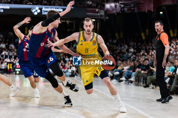 2024-02-09 - Matt Thomas of Alba Berlin in action against Jan Vesely of Fc Barcelona during the Turkish Airlines EuroLeague basketball match between FC Barcelona and Alba Berlin on February 9, 2024 at Palau Blaugrana in Barcelona, Spain - BASKETBALL - EUROLEAGUE - FC BARCELONA V ALBA BERLIN - EUROLEAGUE - BASKETBALL