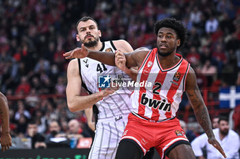 2024-03-07 - 2 Moses Wright of Olympiacos Piraeus competing with 41 Ante Zizic of Virtus Segafredo Bologna during the Euroleague, Round 28, match between Olympiacos Piraeus and Virtus Segafredo Bologna at Peace & Friendship Stadium on March 7, 2024, in Piraeus, Greece. - OLYMPIACOS BC VS VIRTUS SEGAFREDO BOLOGNA - EUROLEAGUE - BASKETBALL
