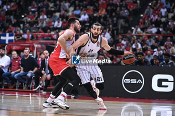 2024-03-07 - 21 Tornike Shengelia of Virtus Segafredo Bologna competing with 25 Alec Peters of Olympiacos Piraeus during the Euroleague, Round 28, match between Olympiacos Piraeus and Virtus Segafredo Bologna at Peace & Friendship Stadium on March 7, 2024, in Piraeus, Greece. - OLYMPIACOS BC VS VIRTUS SEGAFREDO BOLOGNA - EUROLEAGUE - BASKETBALL