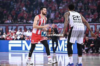 2024-03-07 - 25 Alec Peters of Olympiacos Piraeus is playing during the Euroleague, Round 28, match between Olympiacos Piraeus and Virtus Segafredo Bologna at Peace & Friendship Stadium on March 7, 2024, in Piraeus, Greece. - OLYMPIACOS BC VS VIRTUS SEGAFREDO BOLOGNA - EUROLEAGUE - BASKETBALL